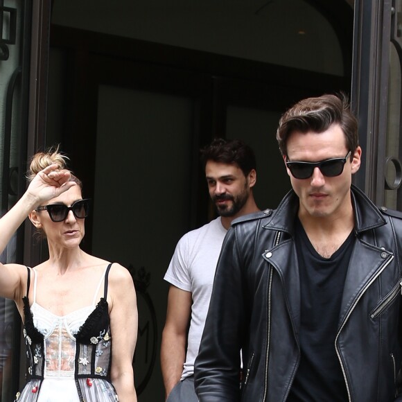 Exclusif - Céline Dion et son danseur Pepe Munoz quittent l'hôtel Royal Monceau et se rendent dans les salons de la boutique "Schiaparelli" sur la place Vendôme à Paris le 1er aout 2017.