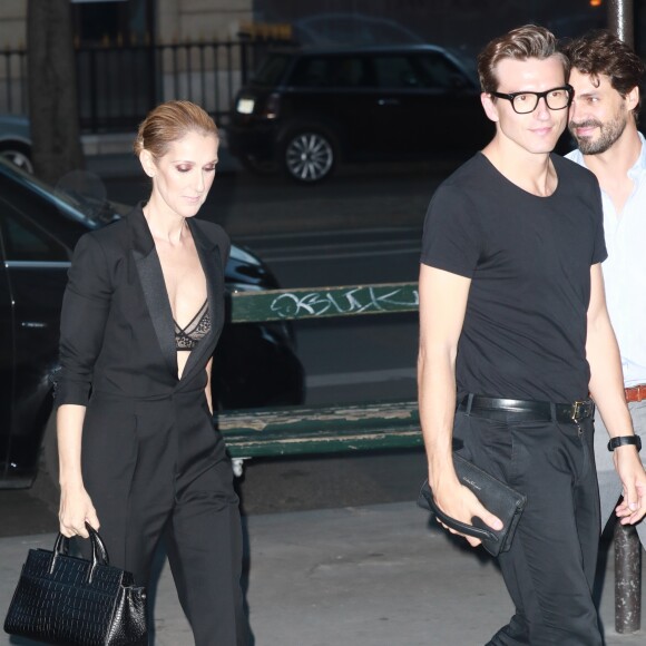 Céline Dion quitte le l'hôtel Royal Monceau et va dîner en compagnie de son danseur Pepe Munoz au restaurant Manko à Paris le 21 juillet 2017.