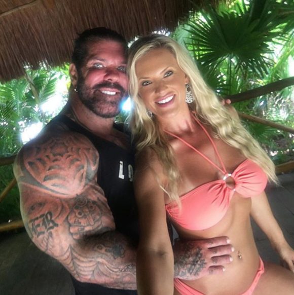 Rich Piana et sa compagne Chanel Jansen en vacances à Cancun, photo Instagram du 23 juin 2017. Le bodybuilder est mort à 46 ans le 25 août 2017.
