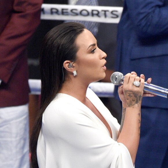 Demi Lovato a chanté l'hymne national américain avant le combat entre Floyd Mayweather et Conor McGregor le 26 août 2017 à la T-Mobile Arena à Las Vegas.