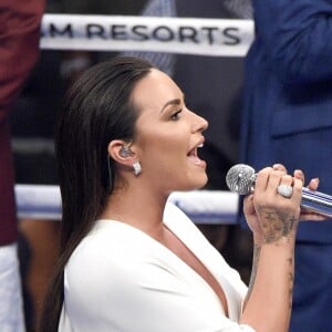 Demi Lovato a chanté l'hymne national américain avant le combat entre Floyd Mayweather et Conor McGregor le 26 août 2017 à la T-Mobile Arena à Las Vegas.