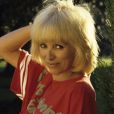 Mireille Darc - En France, sur la Côte d'Azur, en vacances à Saint-Tropez, Mireille Darc dans le jardin de Jacqueline Cormier en août 1985.