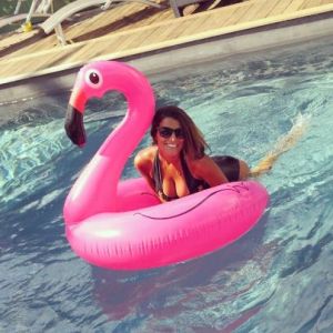 Karine Ferri profite de ses vacances en maillot de bain sexy au bord d'une piscine, en août 2017.