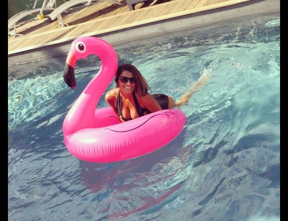 Karine Ferri profite de ses vacances en maillot de bain sexy au bord d'une piscine, en août 2017.