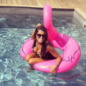 Karine Ferri profite de ses vacances en maillot de bain sexy au bord d'une piscine, en août 2017.