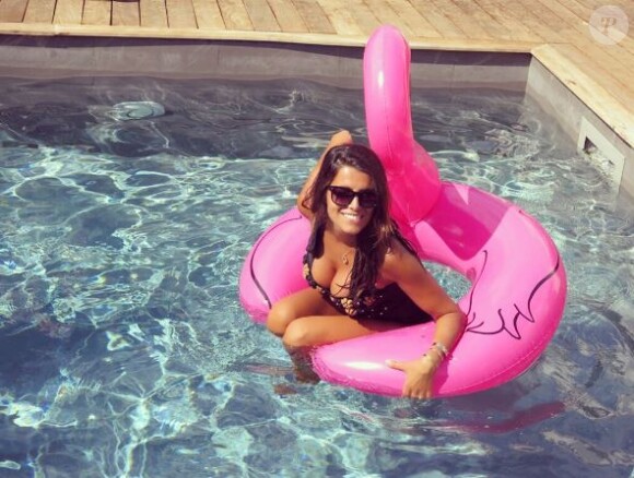 Karine Ferri profite de ses vacances en maillot de bain sexy au bord d'une piscine, en août 2017.