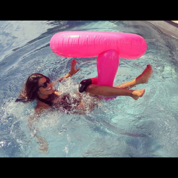 Karine Ferri profite de ses vacances en maillot de bain sexy au bord d'une piscine, en août 2017.