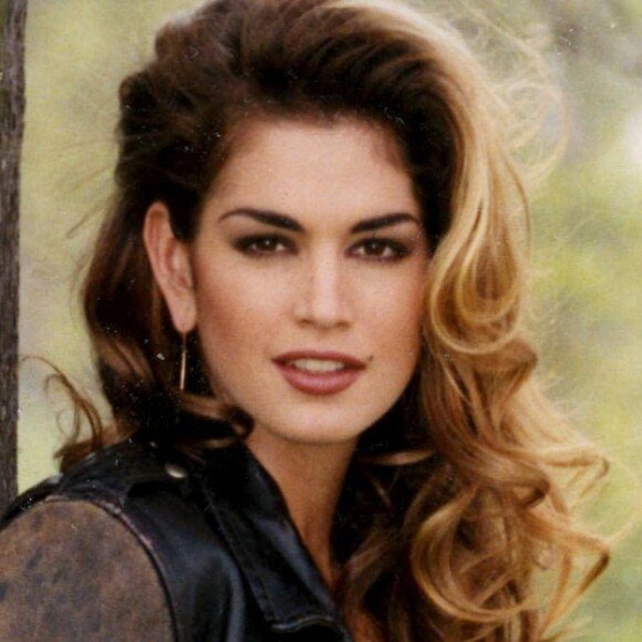 Cindy Crawford en veste en cuir et jean à Londres. Décembre 1991.