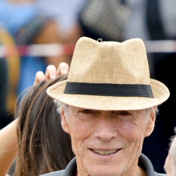 Le réalisateur américain Clint Eastwood arrive sur le tournage de son dernier film "The 15:17 to Paris" ("Le 15h17 pour Paris"), d'après l’ouvrage "The 15:17 to Paris: The True Story Of A Terrorist, A Train, And Three American Heroes" ("Le 15H17 pour Paris: l'histoire vraie d'un terroriste, d'un train et de trois héros américains") à Venise, Italie, le 16 août 2017.