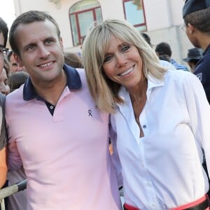 Le président de la République française Emmanuel Macron et sa femme, la première dame Brigitte (Trogneux) vont faire une balade à vélo au Touquet, France, le 17 juin 2017. © Sébastien Valiela-Dominique Jacovides/Bestimage