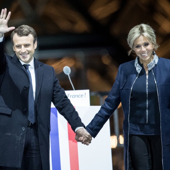 Emmanuel Macron avec sa femme Brigitte Macron - Le président-élu, Emmanuel Macron, prononce son discours devant la pyramide au musée du Louvre à Paris, après sa victoire lors du deuxième tour de l'élection présidentielle le 7 mai 2017. © Cyril Moreau / Bestimage