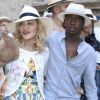 Madonna se balade avec ses enfants David Banda, Esther et Stella dans les rues de Lecce en Italie, le 17 août 2017.