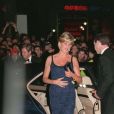  La princesse Diana arrivant à l'avant-première à Londres du film In Love &amp; War, en février 1997. 