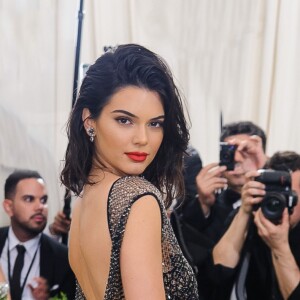 Kendall Jenner habillée d'une robe La Perla Atelier au Met Gala 2017 à New York, le 1er mai 2017.