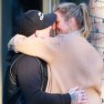 Cameron Diaz et son mari Benji Madden s'embrassent tendrement devant un immeuble de Century City le 16 décembre 2016