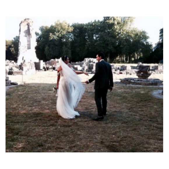 Faustine Bollaert publie une photo de sson mariage avec Maxime Chattam célébré le 1er septembre 2012, à l'occasion de leurs noces de bois.