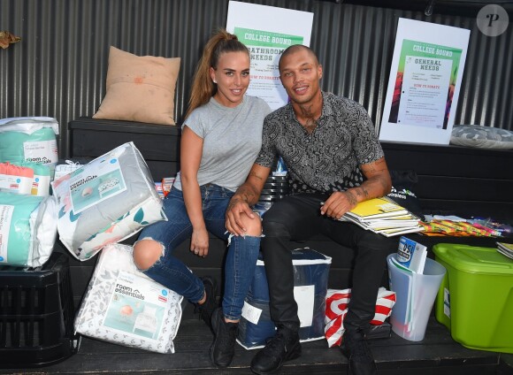 Jeremy Meeks et Chloe Green participent à une journée de dons pour étudiants modestes à North Hollywood. Le 2 septembre 2017.