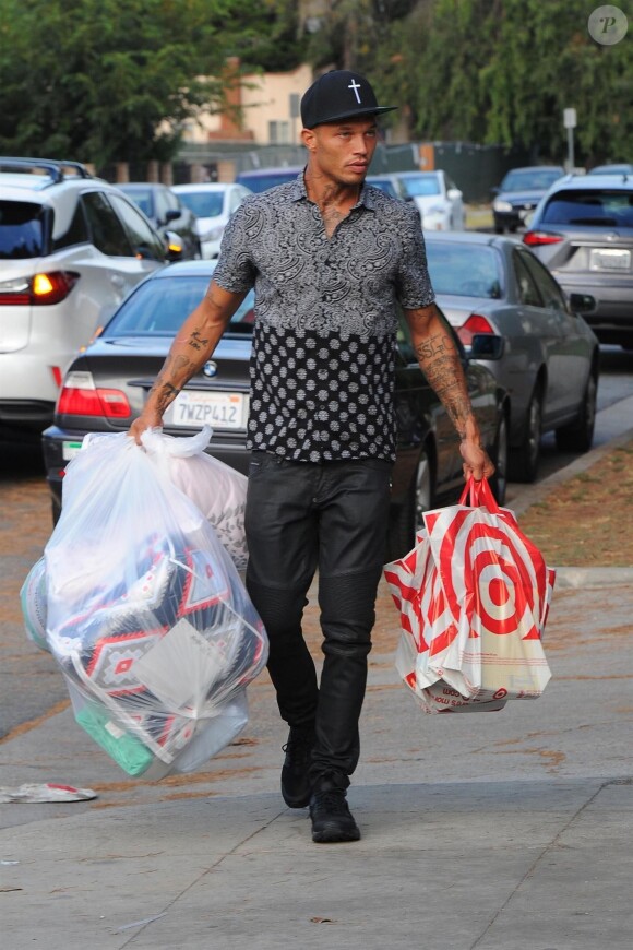 Jeremy Meeks et Chloe Green participent à une journée de dons pour étudiants modestes à North Hollywood. Le 2 septembre 2017.