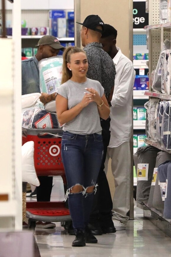 Jeremy Meeks et Chloe Green font des courses dans un supermarché Target à Los Angeles. Le 2 septembre 2017.