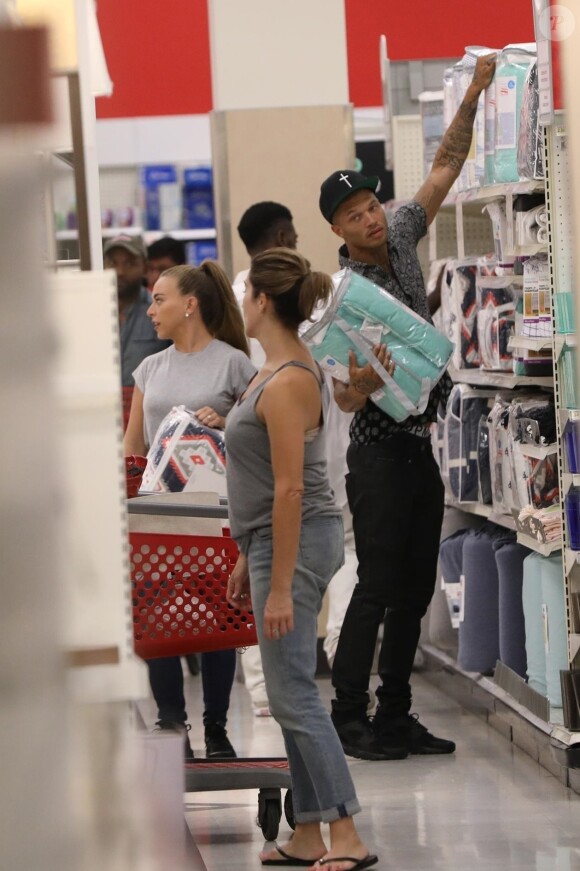Jeremy Meeks et Chloe Green font des courses dans un supermarché Target à Los Angeles. Le 2 septembre 2017.