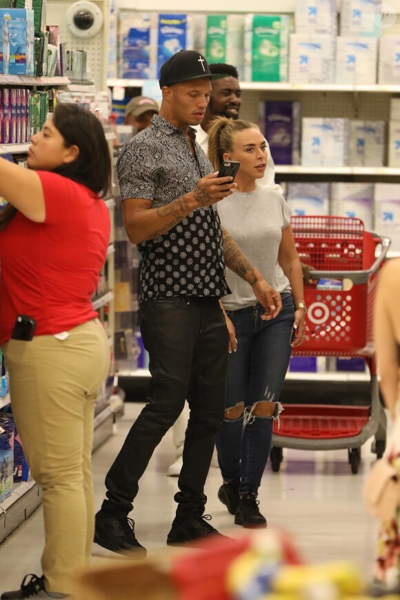 Jeremy Meeks et Chloe Green font des courses dans un supermarché Target à Los Angeles. Le 2 septembre 2017.