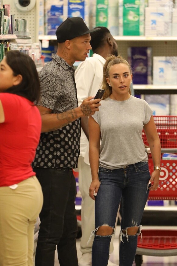 Jeremy Meeks et Chloe Green font des courses dans un supermarché Target à Los Angeles. Le 2 septembre 2017.