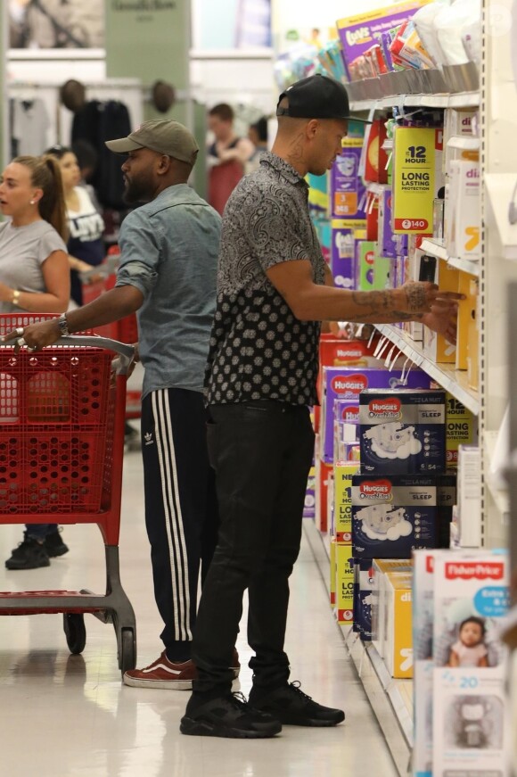 Jeremy Meeks et Chloe Green font des courses dans un supermarché Target à Los Angeles. Le 2 septembre 2017.