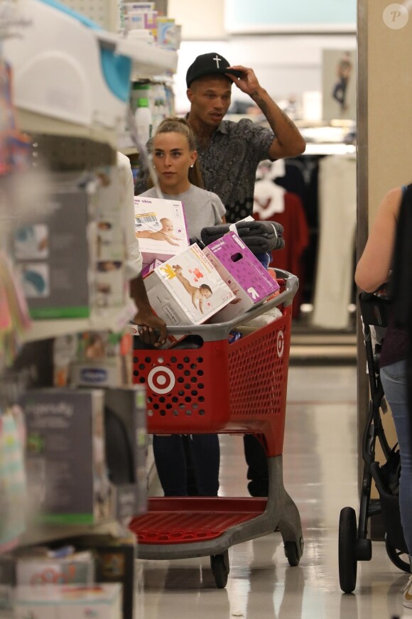 Jeremy Meeks et Chloe Green font des courses dans un supermarché Target à Los Angeles. Le 2 septembre 2017.
