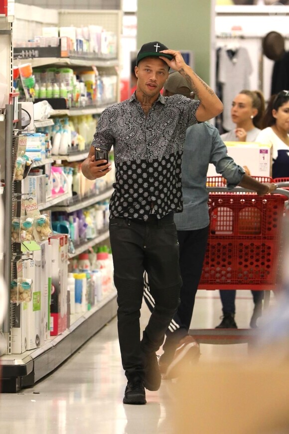 Jeremy Meeks et Chloe Green font des courses dans un supermarché Target à Los Angeles. Le 2 septembre 2017.