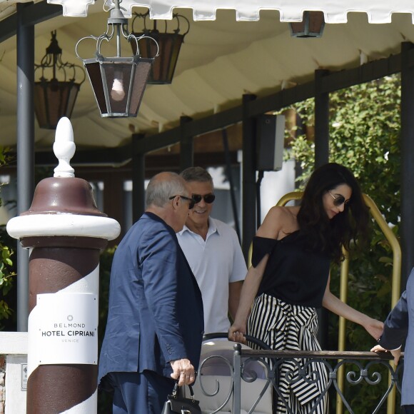 Amal et George Clooney quittent leur hôtel à Venise avec leurs jumeaux Ella et Alexander, le 03 septembre 2017