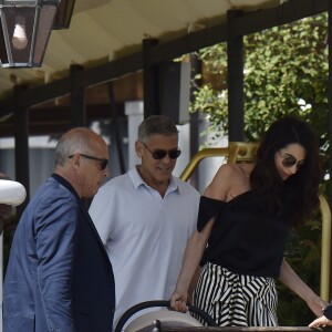 Amal et George Clooney quittent leur hôtel à Venise avec leurs jumeaux Ella et Alexander, le 03 septembre 2017