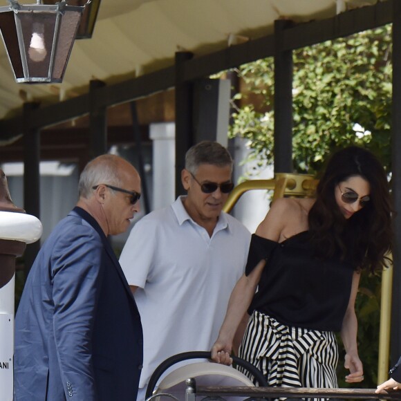 Amal et George Clooney quittent leur hôtel à Venise avec leurs jumeaux Ella et Alexander, le 03 septembre 2017