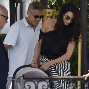 Amal et George Clooney quittent leur hôtel à Venise avec leurs jumeaux Ella et Alexander, le 03 septembre 2017