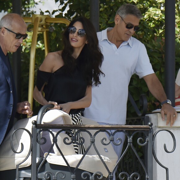 Amal et George Clooney quittent leur hôtel à Venise avec leurs jumeaux Ella et Alexander, le 03 septembre 2017