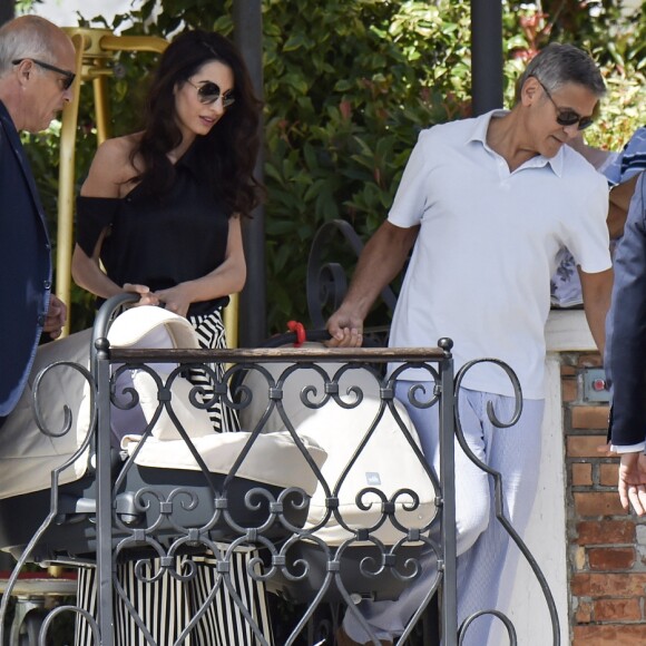 Amal et George Clooney quittent leur hôtel à Venise avec leurs jumeaux Ella et Alexander, le 03 septembre 2017
