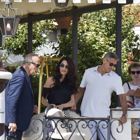 Amal et George Clooney quittent leur hôtel à Venise avec leurs jumeaux Ella et Alexander, le 03 septembre 2017