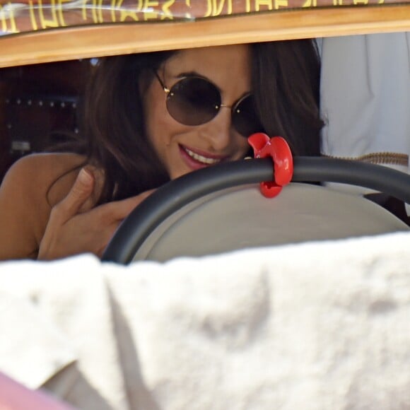 Amal et George Clooney quittent leur hôtel à Venise avec leurs jumeaux Ella et Alexander, le 03 septembre 2017