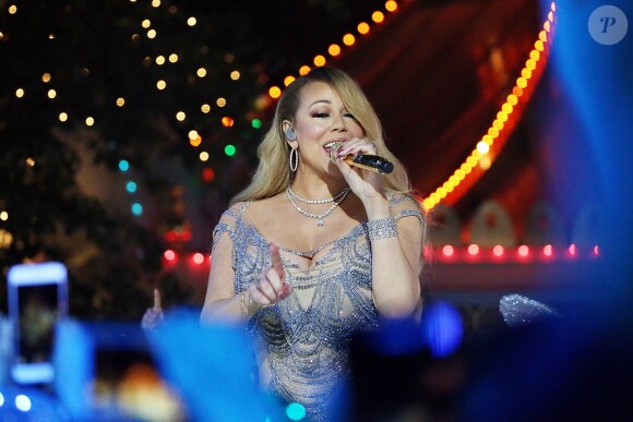 Mariah Carey chante pour l'inauguration des traditionnelles vitrines de Noël des magasins Hudson's Bay à Toronto, Ontario, Canada le 3 novembre 2016.