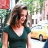 Katie Holmes, très souriante, se promène dans les rues de New York, à l'occasion de la fashion week. Le 7 septembre 2017