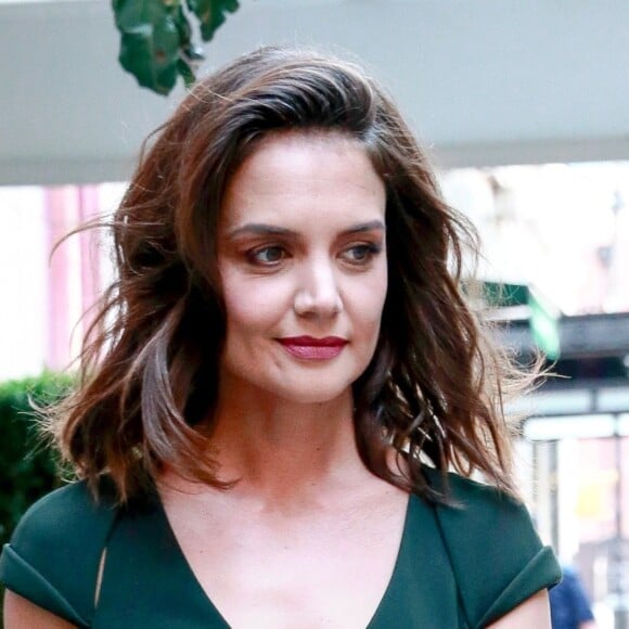 Katie Holmes, très souriante, se promène dans les rues de New York, à l'occasion de la fashion week. Le 7 septembre 2017