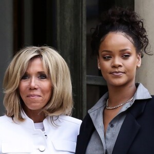 Brigitte Macron (Trogneux) raccompagne la chanteuse Rihanna sur le perron du palais de l'Elysée, où elle a été reçue par le président, à Paris, le 26 juillet 2017 © Stéphane Lemouton / Bestimage