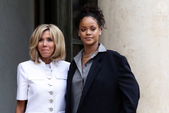 Brigitte Macron (Trogneux) raccompagne la chanteuse Rihanna sur le perron du palais de l'Elysée, où elle a été reçue par le président, à Paris, le 26 juillet 2017 © Stéphane Lemouton / Bestimage