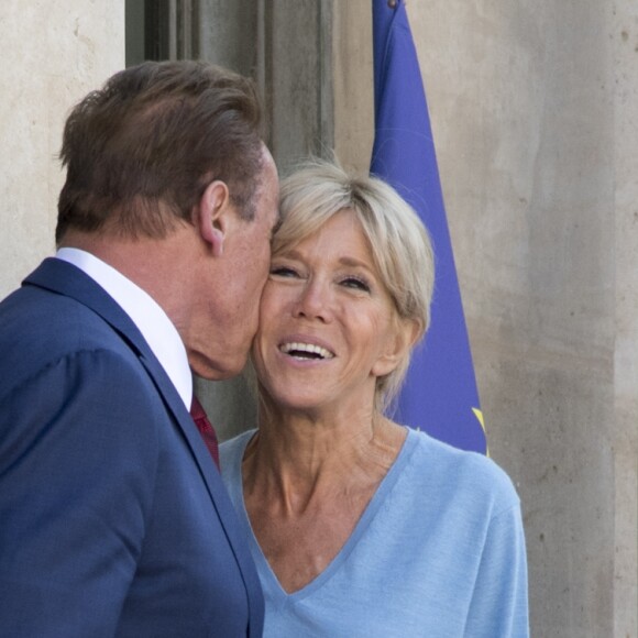 Le Première dame Brigitte Macron (Trogneux) raccompagne l'ancien gouverneur de Californie et acteur Arnold Schwarzenegger - Le président de la République française a reçu l'ancien gouverneur de Californie et acteur au palais l'Elysée à Paris, France, le 23 juin 2017. L'ancien gouverneur de Californie fait partie des 800 personnalités politiques, juristes et experts du monde qui vont lancer à Paris un projet de "pacte mondial pour l'environnement" le 24 juin 2017. © Pierre Perusseau/Bestimage