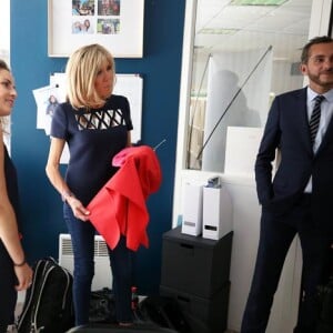 Après un trajet en TGV, Brigitte Macron (Trogneux), accompagnée de Pierre-Olivier Costa et Tristan Bromet, s'est rendue à la rencontre de jeunes entrepreneurs dont Sarah Da Silva Gomes, jeune femme à l'origine de la marque "Constant et Zoé", enseigne qui produit des vêtements astucieux, notamment pour les handicapés. Lyon, le 16 Juin 2017. © Dominique Jacovides/Bestimage