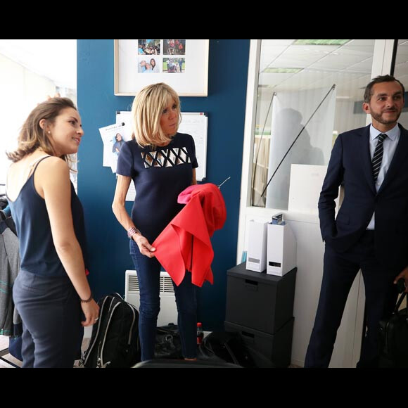 Après un trajet en TGV, Brigitte Macron (Trogneux), accompagnée de Pierre-Olivier Costa et Tristan Bromet, s'est rendue à la rencontre de jeunes entrepreneurs dont Sarah Da Silva Gomes, jeune femme à l'origine de la marque "Constant et Zoé", enseigne qui produit des vêtements astucieux, notamment pour les handicapés. Lyon, le 16 Juin 2017. © Dominique Jacovides/Bestimage