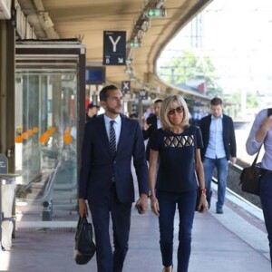 Après un trajet en TGV, Brigitte Macron (Trogneux), accompagnée de Pierre-Olivier Costa et Tristan Bromet, s'est rendue à la rencontre de jeunes entrepreneurs dont Sarah Da Silva Gomes, jeune femme à l'origine de la marque "Constant et Zoé", enseigne qui produit des vêtements astucieux, notamment pour les handicapés. Lyon, le 16 Juin 2017. © Dominique Jacovides/Bestimage