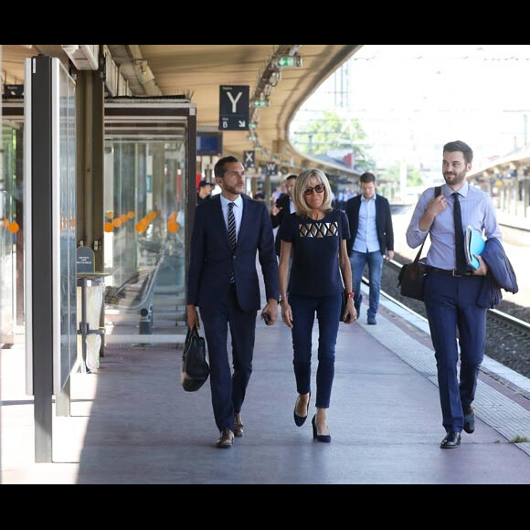 Après un trajet en TGV, Brigitte Macron (Trogneux), accompagnée de Pierre-Olivier Costa et Tristan Bromet, s'est rendue à la rencontre de jeunes entrepreneurs dont Sarah Da Silva Gomes, jeune femme à l'origine de la marque "Constant et Zoé", enseigne qui produit des vêtements astucieux, notamment pour les handicapés. Lyon, le 16 Juin 2017. © Dominique Jacovides/Bestimage