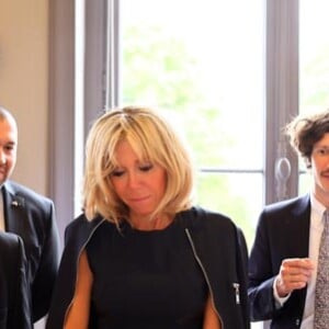 Exclusif : La Première dame Brigitte Macron (Trogneux) visite la manufacture nationale (Cité de la céramique) de Sèvres, France, le 12 juillet 2017. © Sébastien Valiela/Bestimage