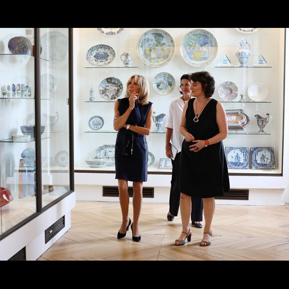 Exclusif : La Première dame Brigitte Macron (Trogneux) visite la manufacture nationale (Cité de la céramique) de Sèvres, France, le 12 juillet 2017. © Sébastien Valiela/Bestimage