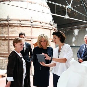 Exclusif : La Première dame Brigitte Macron (Trogneux) visite la manufacture nationale (Cité de la céramique) de Sèvres, France, le 12 juillet 2017. © Sébastien Valiela/Bestimage